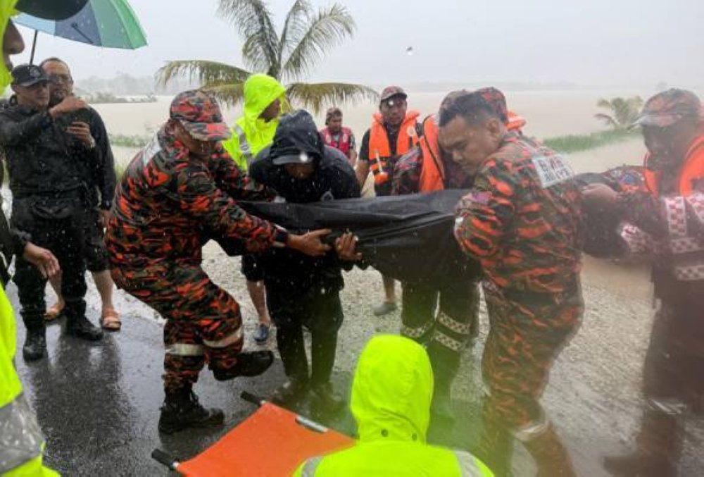 Mangsa berjaya ditemui kira-kira jam 10.10 pagi sekitar jarak lima meter dari lokasi dilaporkan hilang. Foto JBPM Terengganu