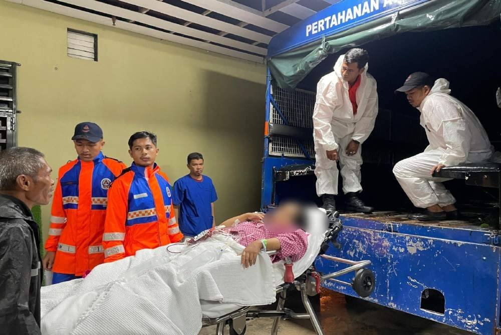 APM Jeli menggunakan lori bagi memindahkan seorang wanita baru bersalin di Hospital Jeli ke Hospital Tanah Merah yang mengalami masalah terlekat uri.