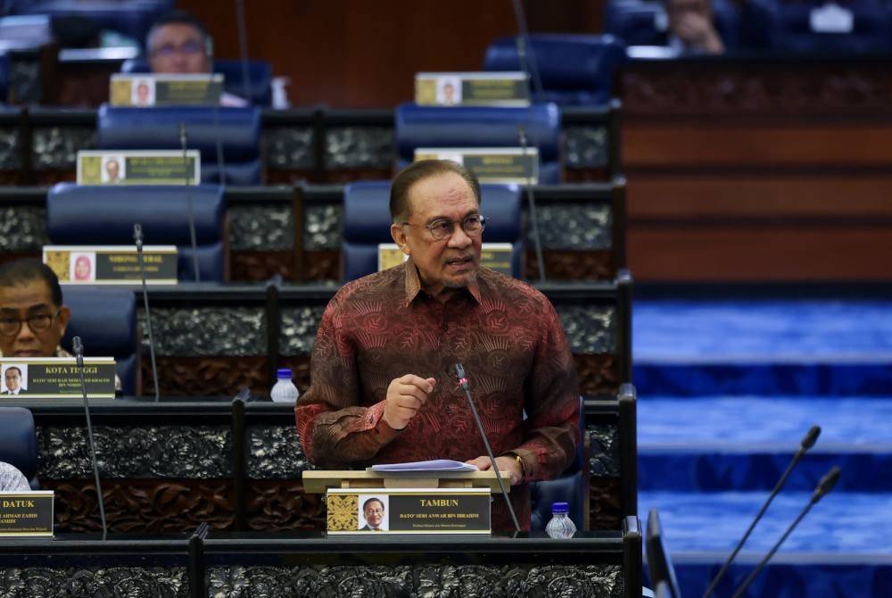 Anwar ketika sesi Waktu Pertanyaan-Pertanyaan Menteri di Dewan Rakyat hari ini. Foto Bernama