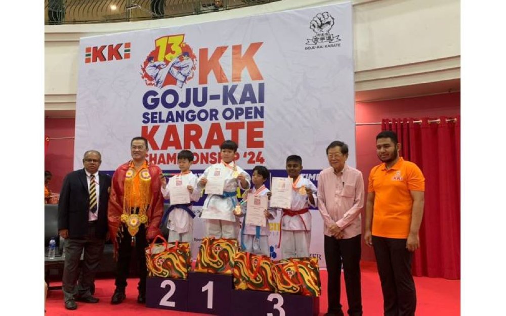 Presiden Persatuan Master Yondan J.Sithambaram (kiri) bersama Pengasas dan Pengerusi Eksekutif KK Supermart & Superstore Sdn. Bhd, Datuk Seri Dr. KK Chai (dua, kiri) dan para pemenang di Kejohanan Antarabangsa KK Karate-Do Goju-Kai kali ke-13.