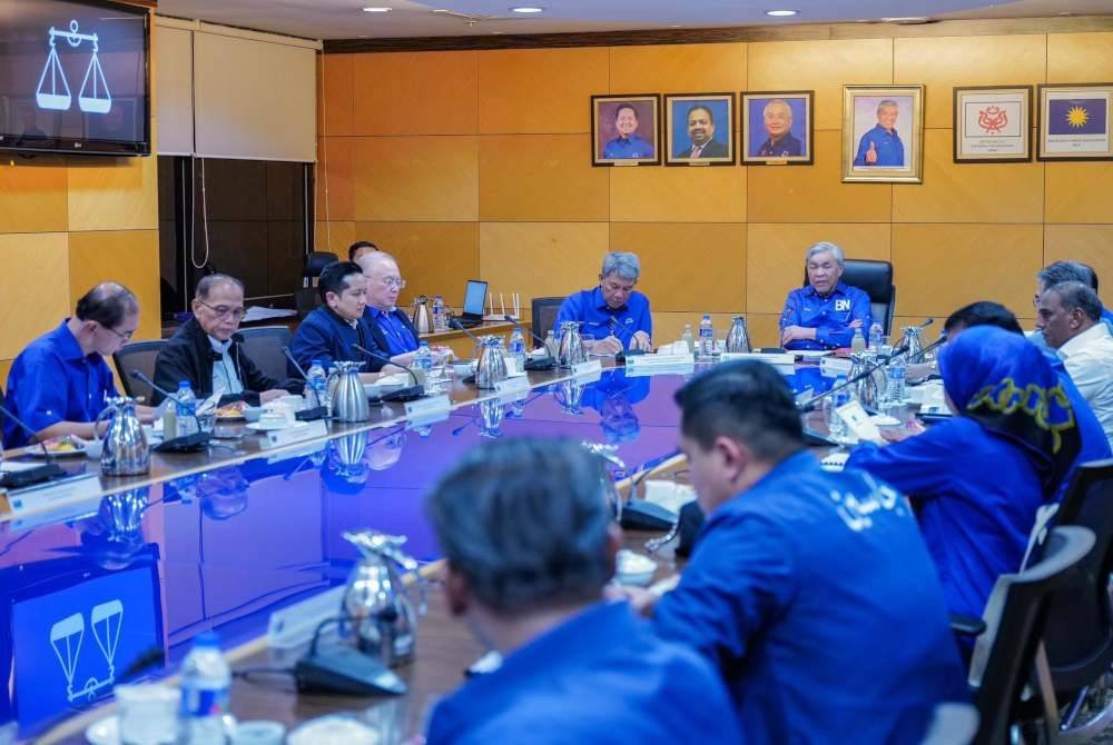 Ahmad Zahid ketika mempengerusikan Mesyuarat Dewan Tertinggi BN di Bilik Mesyuarat BN, Pusat Dagangan Dunia Kuala Lumpur, malam tadi. Foto Facebook Zahid Hamidi