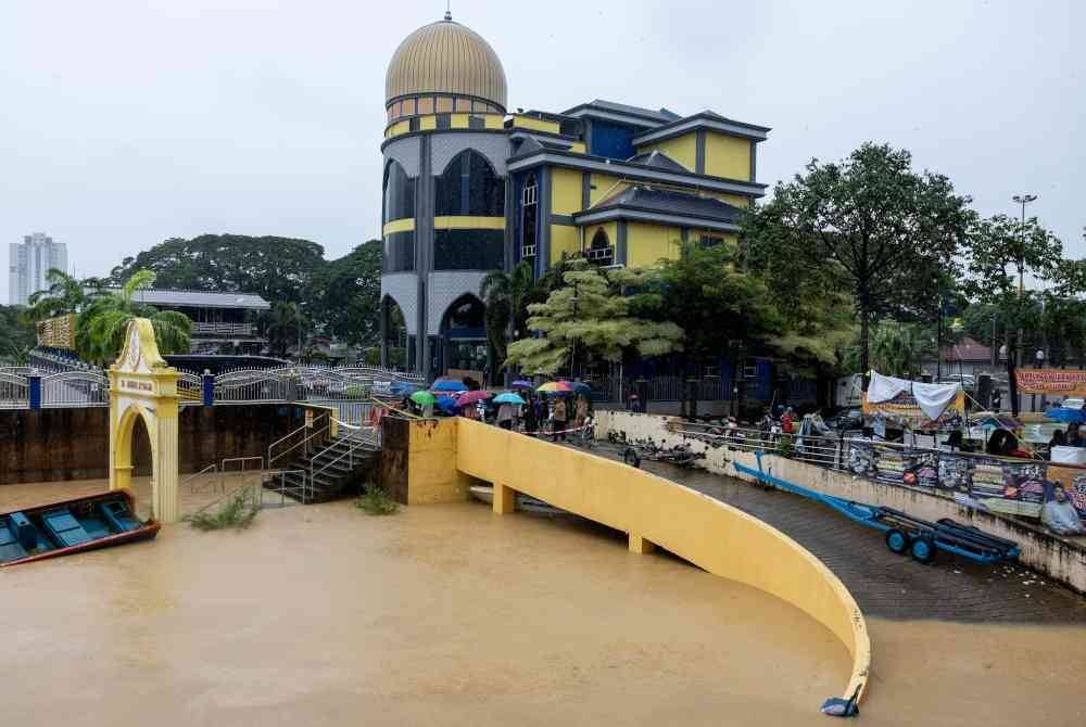 Paras air Sungai Kelantan di Tambatan D’Raja di sini semakin meningkat susulan hujan lebat berterusan sejak beberapa hari lepas. Foto Bernama