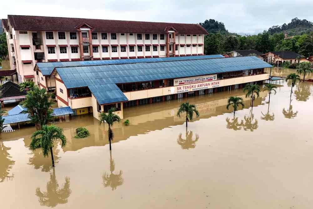 Keadaan banjir sekitar Sekolah Kebangsaan Tengku Ampuan Intan berikutan hujan lebat ketika tinjauan di Kuala Berang hari ini. Foto Bernama