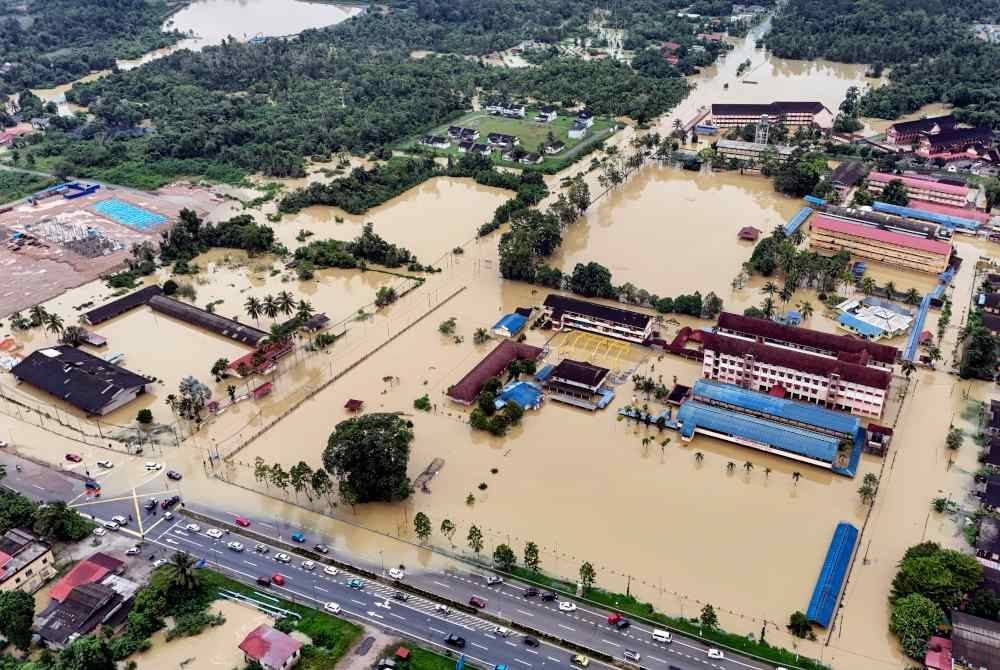 Keadaan banjir sekitar bandar Kuala Berang berikutan hujan lebat ketika tinjauan di sini hari ini. Foto Bernama