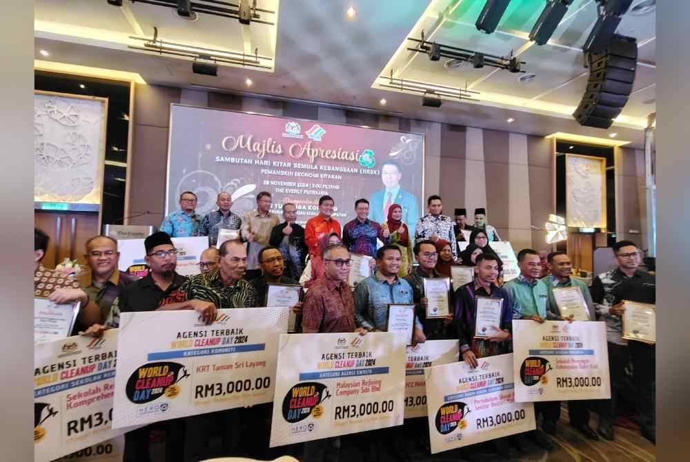 Kor Ming bergambar bersama penerima anugerah.