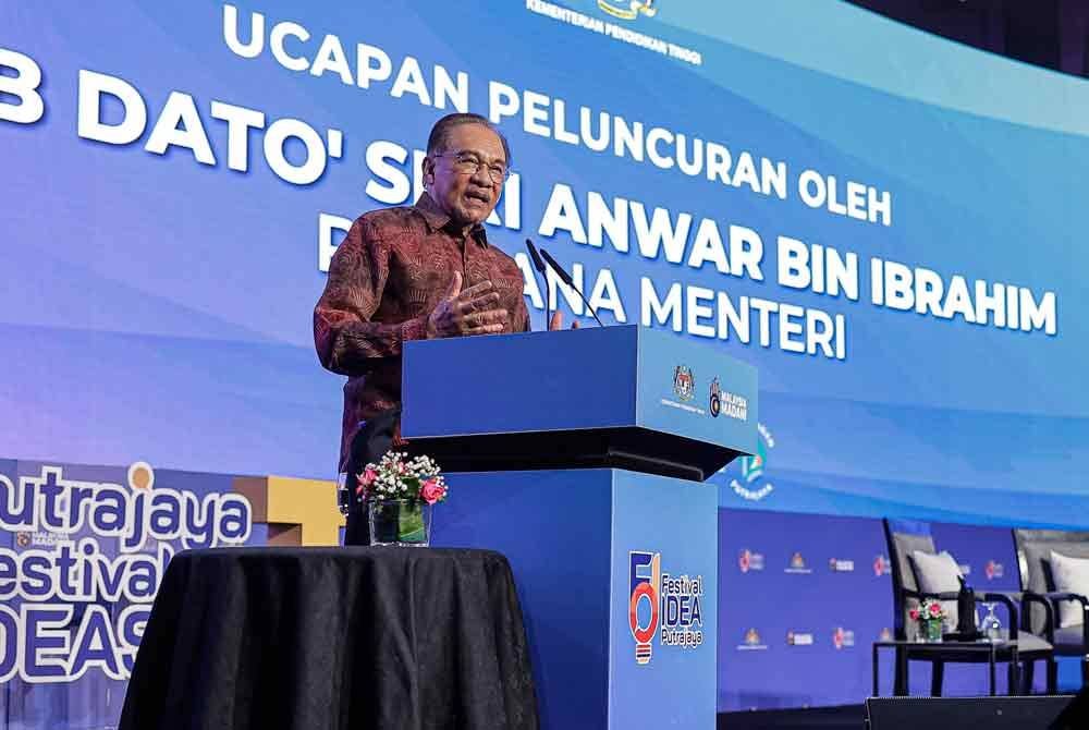 Anwar berucap meluncurkan Festival Idea Putrajaya (Putrajaya FOI) di Pusat Konvensyen Antarabangsa Putrajaya pada Khamis. Foto Bernama