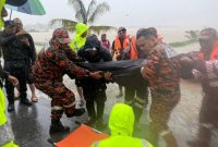 Mangsa berjaya ditemui kira-kira jam 10.10 pagi sekitar jarak lima meter dari lokasi dilaporkan hilang. Foto JBPM Terengganu