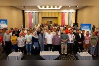 Sze Yee (tengah) bergambar bersama para petani yang hadir pada Majlis Pengesahan dan Penyerahan ex gratia Projek Silver Valley Technology Park di Hotel Casuarina@Meru pada Rabu. Foto Bernama