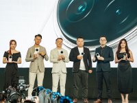 Ketua Pegawai Eksekutif vivo Malaysia, Mike Xu, (tiga, kiri) menunjukkan telefon pintar Siri vivo X200 pada mjalis pelancarannya baru-baru ini.