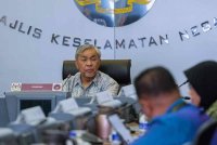 Timbalan Perdana Menteri, Datuk Seri Dr Ahmad Zahid Hamidi ketika taklimat mengenai situasi banjir terkini di seluruh negara di Pusat Pengurusan Operasi Negara Bangunan Perdana Putra pada Khamis. Foto Bernama