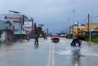 Situasi banjir di Bandar Tunjong yang dinaiki air susulan hujan lebat ketika tinjauan pada Rabu. Foto Bernama