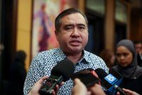 Anthony Loke bercakap kepada media selepas hadir pada Persidangan Undang-undang dan Perniagaan Maritim Asia pada Khamis. Foto Bernama