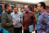 Anwar (dua dari kanan) berbincang dengan Menteri Besar Terengganu, Datuk Seri Dr Ahmad Samsuri Mokhtar di Parlimen setelah beliau selesai menghadiri sesi soal jawab pada Khamis. Foto FB Anwar Ibrahim