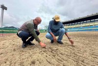 Fadzli (kiri) turun padang meninjau projek menaik taraf padang dan rumput di Stadium Darul Makmur pada Khamis.