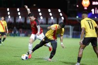 Pemain Selangor FC Ahmad Zikri (dua dari kanan) diasak pemain Muangthong United Tristan Do (dua, kiri) pada Liga Juara-Juara AFC 2 di Stadium MBPJ malam ini. Foto Bernama