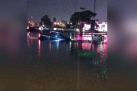 Sebuah kenderaan terkandas akibat banjir kilat di Jalan Meru - Bandar Setia Alam berdekatan sebuah stesen minyak, berikutan hujan lebat pada Khamis.