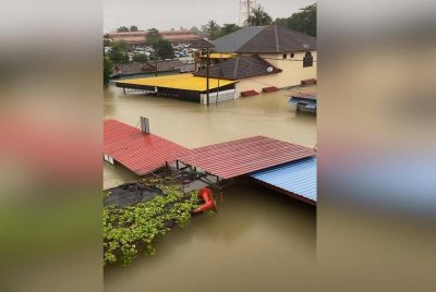 Keadaan terkini Pekan Rantau Panjang yang dilanda banjir. Foto pembaca