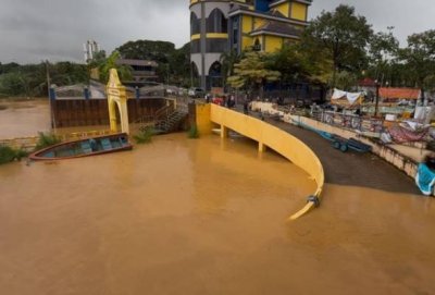 Keadaan air Sungai Kelantan telah melebihi paras bahaya dan berpotensi melimpah ke daratan. Foto Bernama