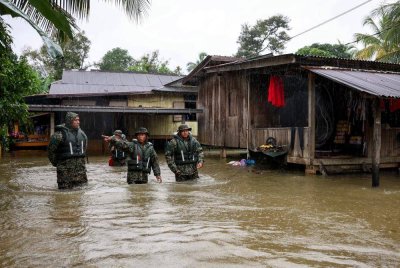 Anggota Batalion ke-18 Rejimen Askar Melayu Diraja (18RAMD) (Para) Kem Sri Pantai, Kuala Nerus melakukan tinjauan rumah yang ditenggelami banjir menerusi Ops Murni di Kampung Tengkawang, Terengganu.