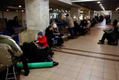 Orang ramai berlindung di stesen metro ketika serangan berskala besar dilancarkan Rusia. Foto Agensi