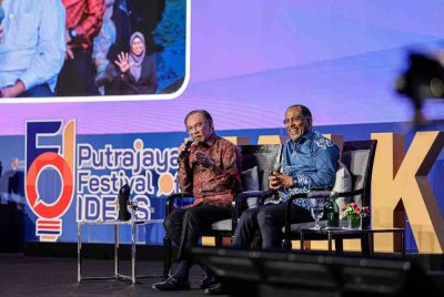 Anwar (kiri) ketika sesi &#039;Putrajaya FOI TALK&#039; sempena Festival Idea Putrajaya di Pusat Konvensyen Antarabangsa Putrajaya (PICC) pada Khamis. Foto Bernama