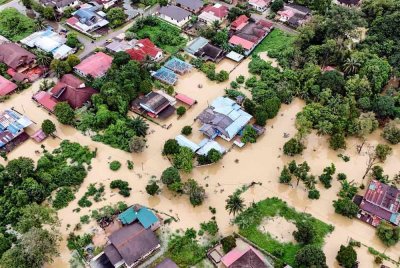 Keadaan banjir sekitar bandar Kuala Berang berikutan hujan lebat ketika tinjauan pada Khamis.