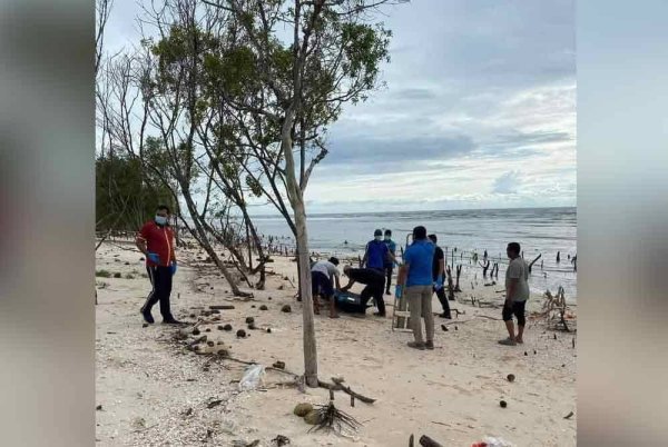 Mayat lelaki yang ditemui di tepi pantai Kampung Parit 4, Sungai Burong, Tanjong Karang di sini pada Rabu.