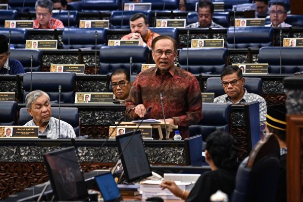 Anwar ketika sesi Waktu Pertanyaan-Pertanyaan Menteri di Dewan Rakyat hari ini.