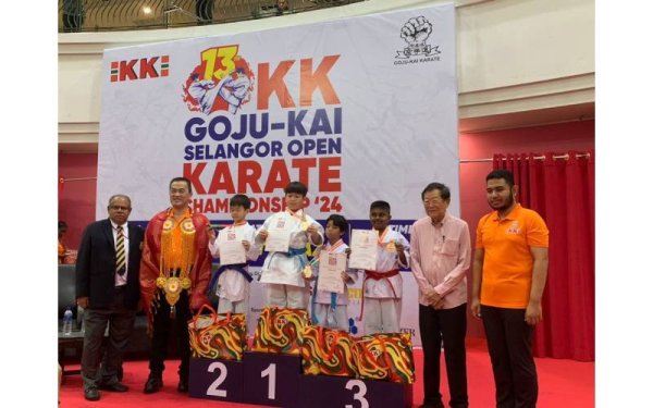 Presiden Persatuan Master Yondan J.Sithambaram (kiri) bersama Pengasas dan Pengerusi Eksekutif KK Supermart & Superstore Sdn. Bhd, Datuk Seri Dr. KK Chai (dua, kiri) dan para pemenang di Kejohanan Antarabangsa KK Karate-Do Goju-Kai kali ke-13.