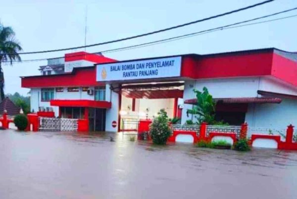 Operasi di BBP Rantau Panjang berjalan seperti biasa walaupun premis itu ditenggelami banjir sejak awal pagi Khamis.