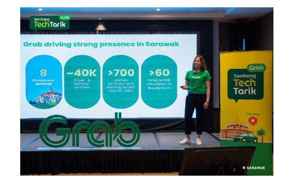 Pengarah Urusan Grab Malaysia, Adelene Foo menunjukkan data bagaimana Grab turut memacu pertumbuhan ekonomi negeri dan rakyat Sarawak pada Sembang TechTarik di Kuching,baru-baru ini.