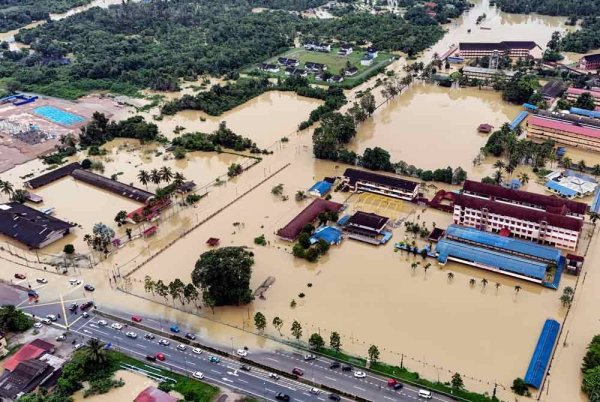 Keadaan banjir sekitar bandar Kuala Berang berikutan hujan lebat ketika tinjauan di sini pada Khamis. Foto Bernama