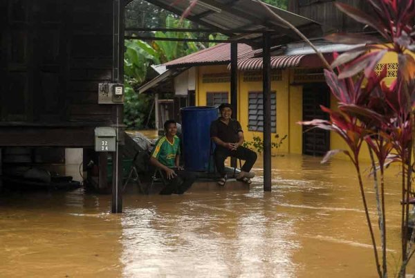 Mangsa banjir di beberapa daerah di Kedah dinasihatkan supaya berpindah ke tempat yang lebih selamat berikutan paras air yang dijangka bertambah teruk menjelang malam ini dan esok. Foto Bernama