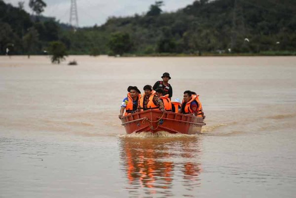 Mangsa banjir di beberapa daerah di Kedah dinasihatkan supaya berpindah ke tempat yang lebih selamat berikutan paras air yang dijangka bertambah teruk menjelang malam ini dan esok. Gambar hiasan Bernama