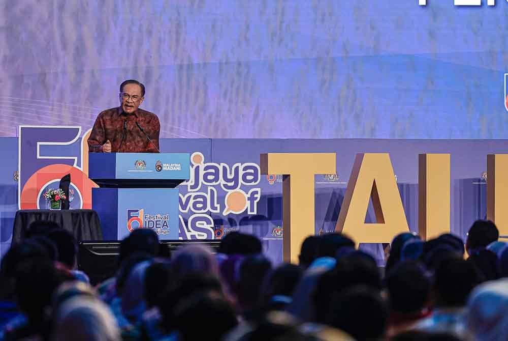 Anwar Ibrahim berucap meluncurkan Festival Idea Putrajaya (Putrajaya FOI) di Pusat Konvensyen Antarabangsa Putrajaya pada Khamis.