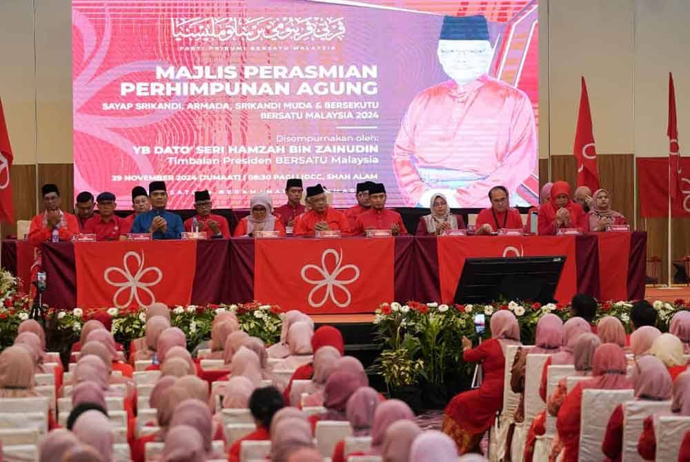 Mohd Radzi menarik perhatian perwakilan apabila tampil mengenakan baju Melayu biru dengan lengkap bersampin.