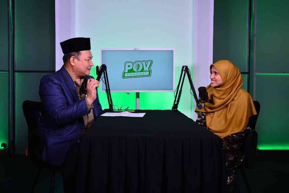 USTAZAH NORIANA (kanan) bersama pengacara, Azman Mohd Nawi pada program Podcast POV Sinar Islam Plus bersama MAINS.