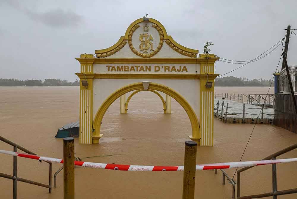 Paras air Sungai Kelantan di Tambatan D’Raja di sini semakin meningkat susulan hujan lebat berterusan sejak beberapa hari lepas, sekali gus menenggelamkan keseluruhan kawasan daratan di tambatan yang menjadi tarikan pelancongan di negeri berkenaan. - Foto: Bernama