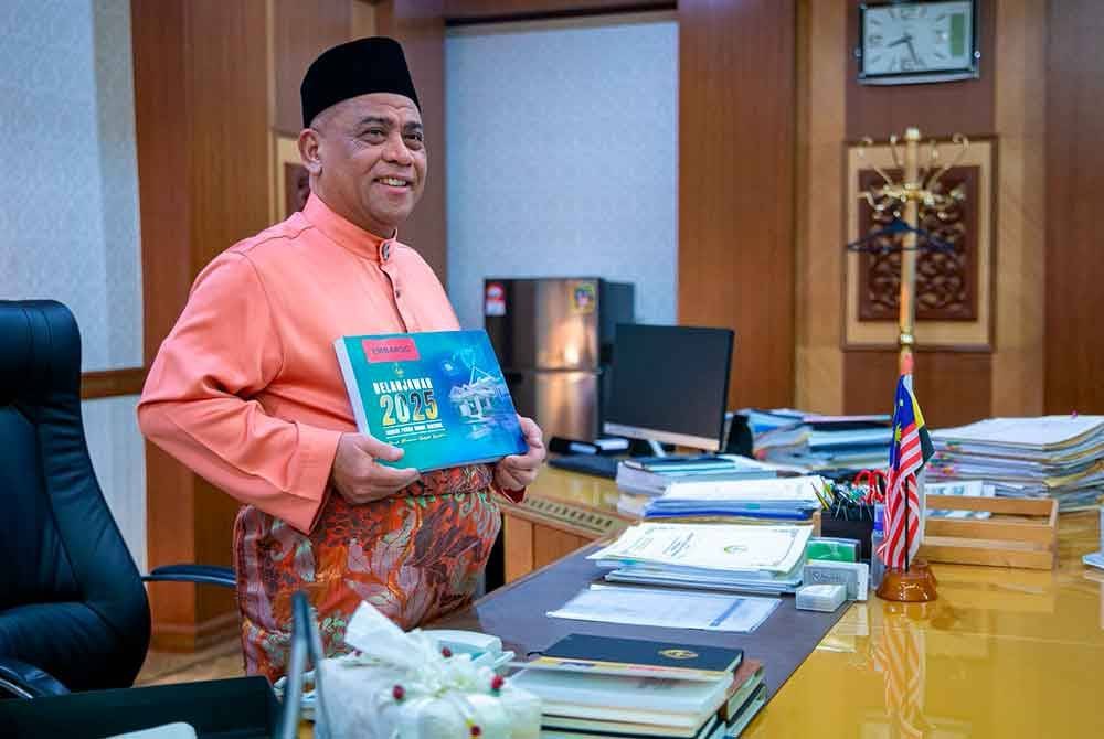 Saarani menunjukkan buku Belanjawan Negeri Perak 2025 yang dibentangkan sempena Mesyuarat Ketiga Tahun Kedua Dewan Negeri Perak di sini pada Jumat.