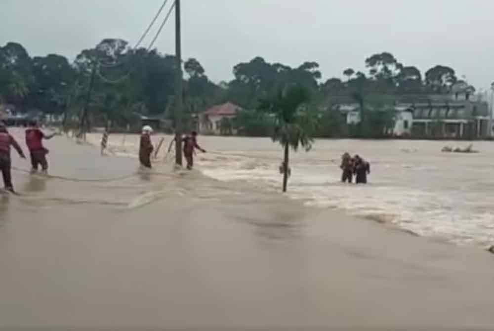 Seorang penunggang motosikal yang hanyut dibawa arus deras berjaya diselamatkan anggota bomba selepas berpaut pada sebatang kayu lebih sejam dalam kejadian di Jalan Batu Alang Kampung Sungai Siput, Lubok China.