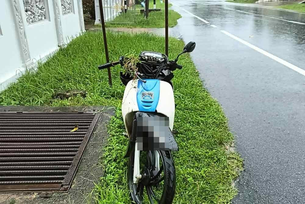 Keadaan motosikal mangsa yang terlibat kemalangan di KM1, Jalan Kuala Berang-Tanggol-Wakaf Tapai dekat Kampung Rahmat di Hulu Terengganu pada Jumaat.