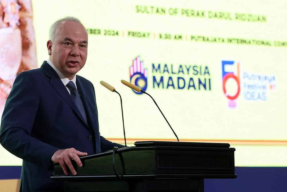 Sultan Perak, Sultan Nazrin Shah berkenan menyampaikan Titah Diraja pada Festival Idea Putrajaya di Pusat Konvensyen Antarabangsa Putrajaya (PICC), pada Jumaat. Foto Bernama