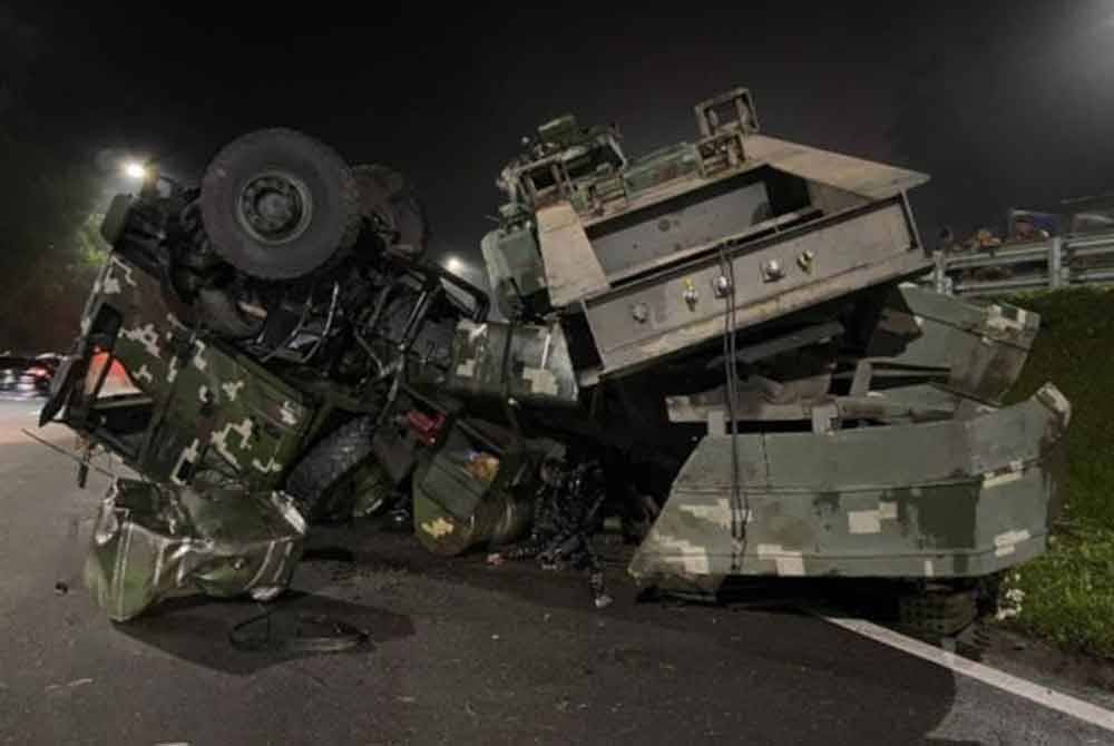 Kenderaan pengangkut kereta perisai terbabas dan terbalik di KM35.3 Lebuhraya Karak pada 7 November lalu.