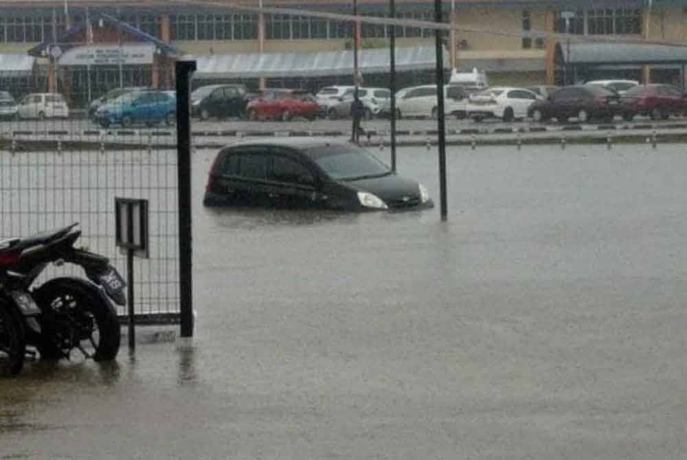 Antara kawasan yang dinaiki air akibat banjir kilat di Penampang.