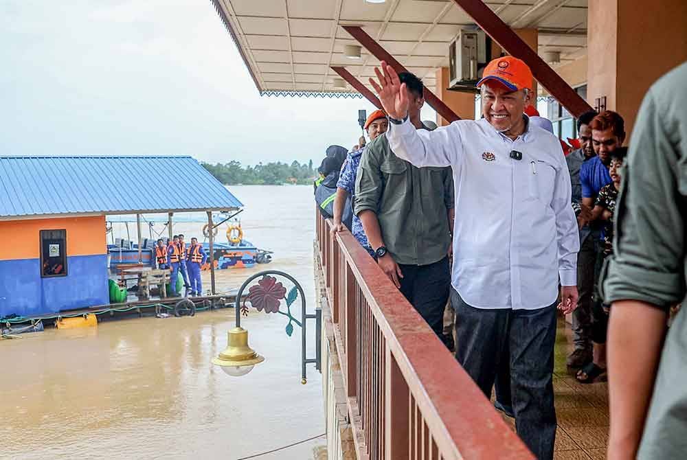 Ahmad Zahid hadir meninjau paras air Sungai Kelantan di Menara Tinjau Tambatan D’Raja pada Jumaat. Foto Bernama