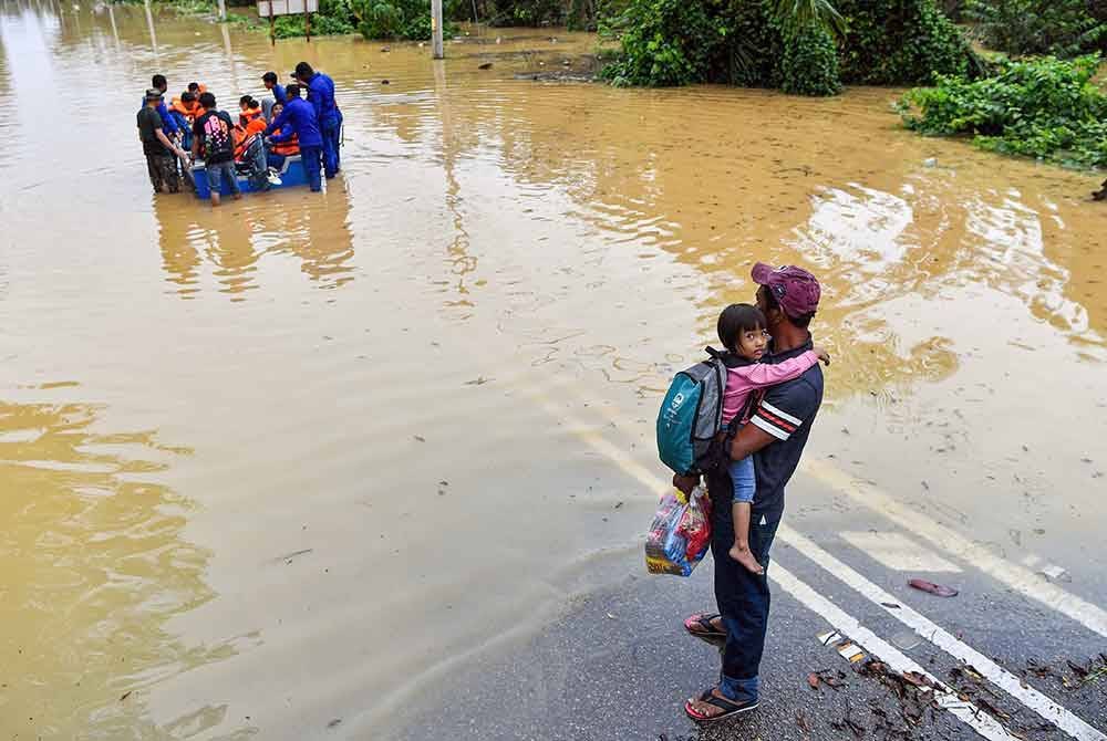 APM menggunakan bot bagi membawa mangsa banjir ke PPS Sungai Kelamah, pada Jumaat. Foto Bernama