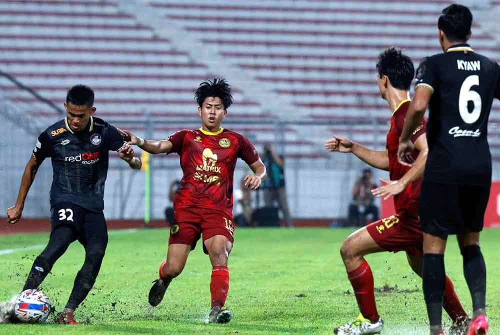 Aksi pemain PDRM FC Mohd Safiee Ahmad (kiri) ketika menentang pasukan pemain Negeri Sembilan FC pada Liga Malaysia Cup (R16) di Stadium Majlis Perbandaran Selayang malam ini. Foto Bernama