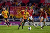 Pemain Selangor FC, Alvin Fortes (dua, kiri) mengawal bola dari pemain Muangthong United Tristan Do (kanan) pada Liga Juara-Juara AFC 2 di Stadium MBPJ malam tadi. - Foto: Bernama