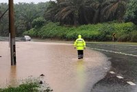 Polis melakukan pemantauan di kawasan yang dinaiki air di sekitar kawasan Batu 16, Jalan Batu Pahat Mersing (Kahang)