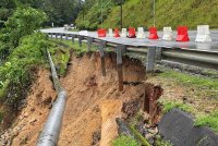 Tanah runtuh menyebabkan Jalan Pengkalan Hulu - Betong dibuka satu lorong sejak Khamis. Foto: ihsan FB JKR Daerah Hulu Perak, Gerik